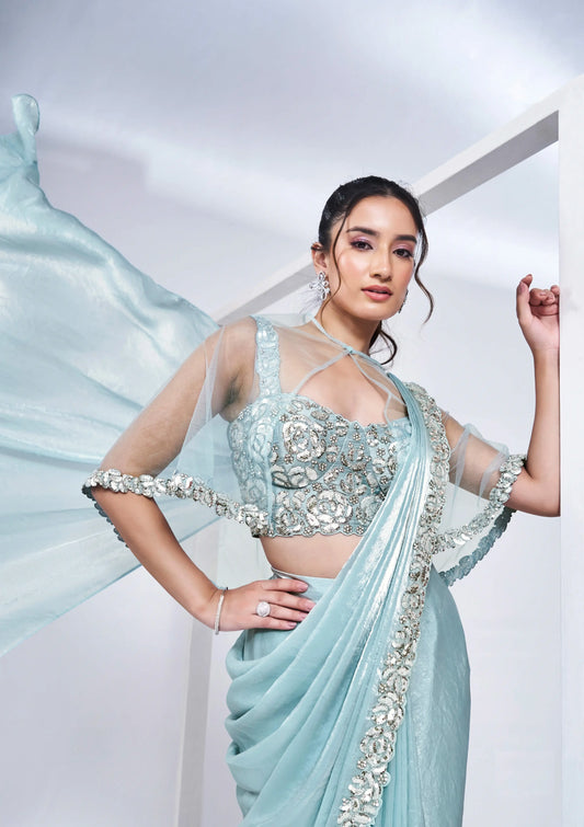 „One Minute“ Ready-to-Wear-Sari aus himmelblauem Seidensatin mit reich handbestickter Bluse