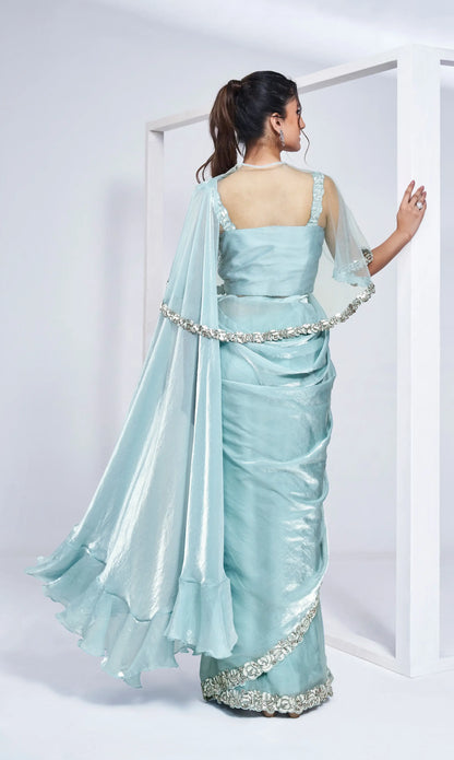 „One Minute“ Ready-to-Wear-Sari aus himmelblauem Seidensatin mit reich handbestickter Bluse