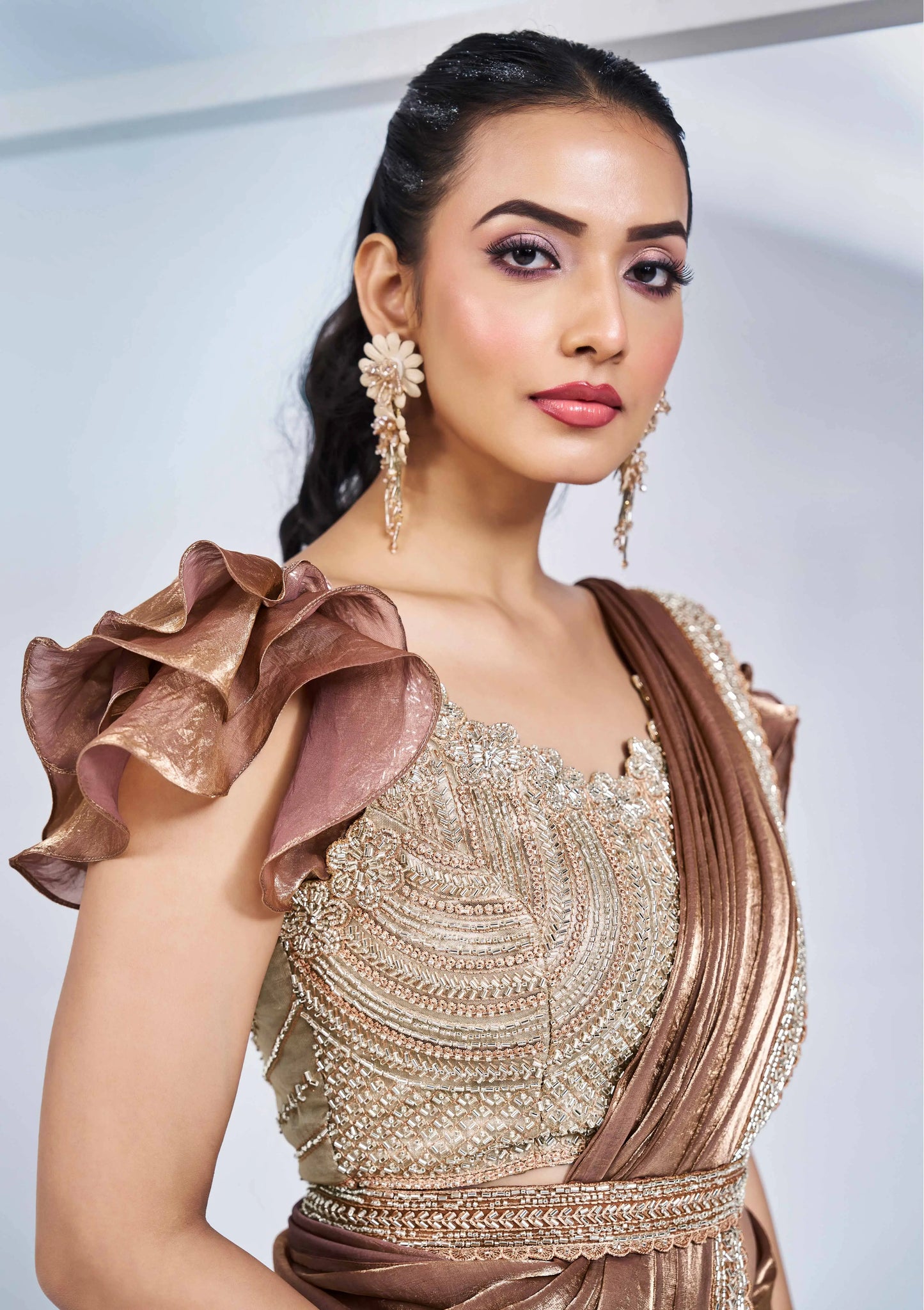 „One Minute“ Konfektions-Sari aus senfgelbem Seidensatin mit handbestickter Bluse