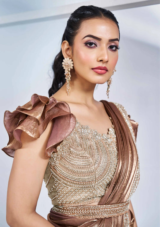 „One Minute“ Konfektions-Sari aus senfgelbem Seidensatin mit handbestickter Bluse