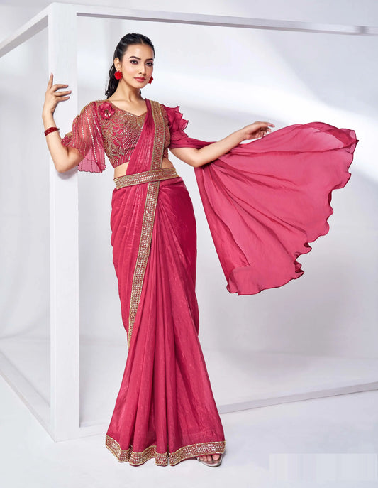 Konfektions-Sari „One Minute“ aus kirschrotem Seidensatin mit handbestickter Bluse