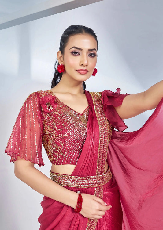 Konfektions-Sari „One Minute“ aus kirschrotem Seidensatin mit handbestickter Bluse