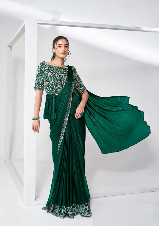 Ready-to-Wear „One Minute“ Sari aus grünem Seidensatin mit handbestickter Bluse