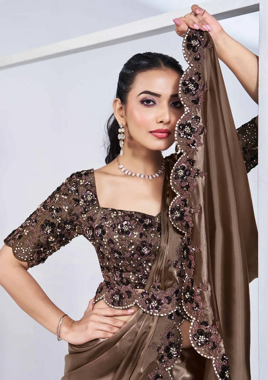 In einer Minute tragefertiger Sari aus kaffeefarbenem Seidensatin mit handbestickter Bluse