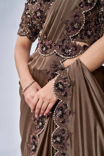 In einer Minute tragefertiger Sari aus kaffeefarbenem Seidensatin mit handbestickter Bluse