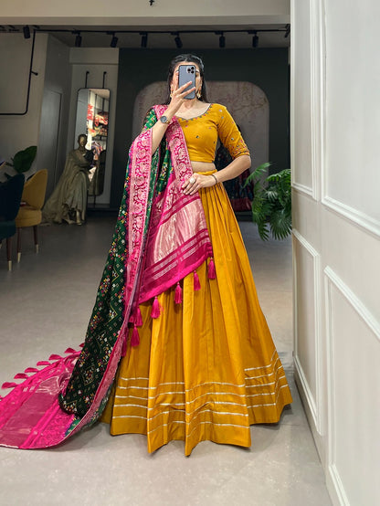 Eleganter rosa-grauer Braut-Lehenga mit Zarkan-Stickerei und Pailletten