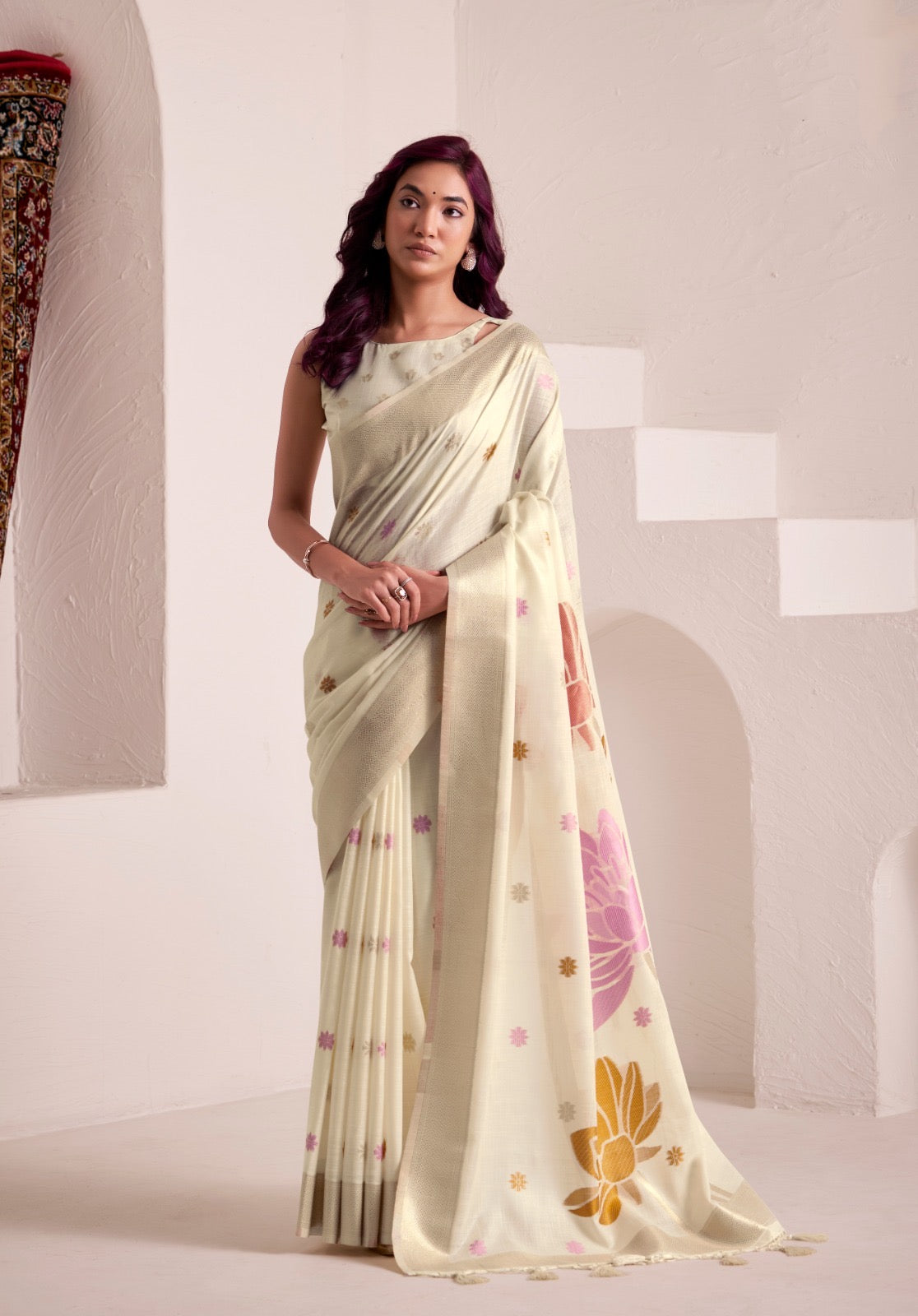 Sari beige clair aux motifs romantiques de fleurs COLLECTION ISHITA