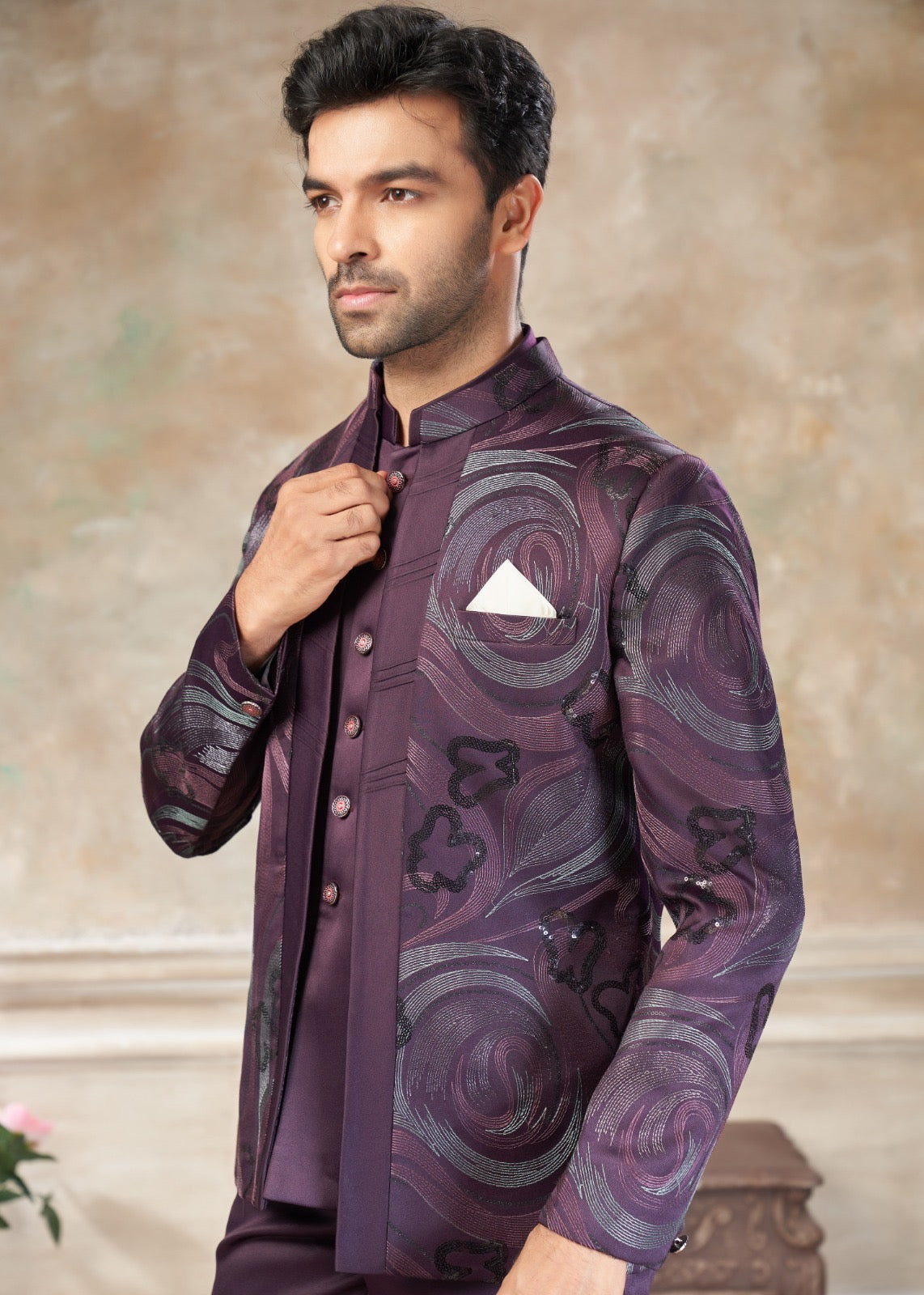 Ensemble Homme Costume Jodhpuri Violet Imprimé Coloré Avec Poche Sur Veste Haut de Gamme en Terry Rayon avec Broderies de fleurs et Sequins COLLECTION KANWAR