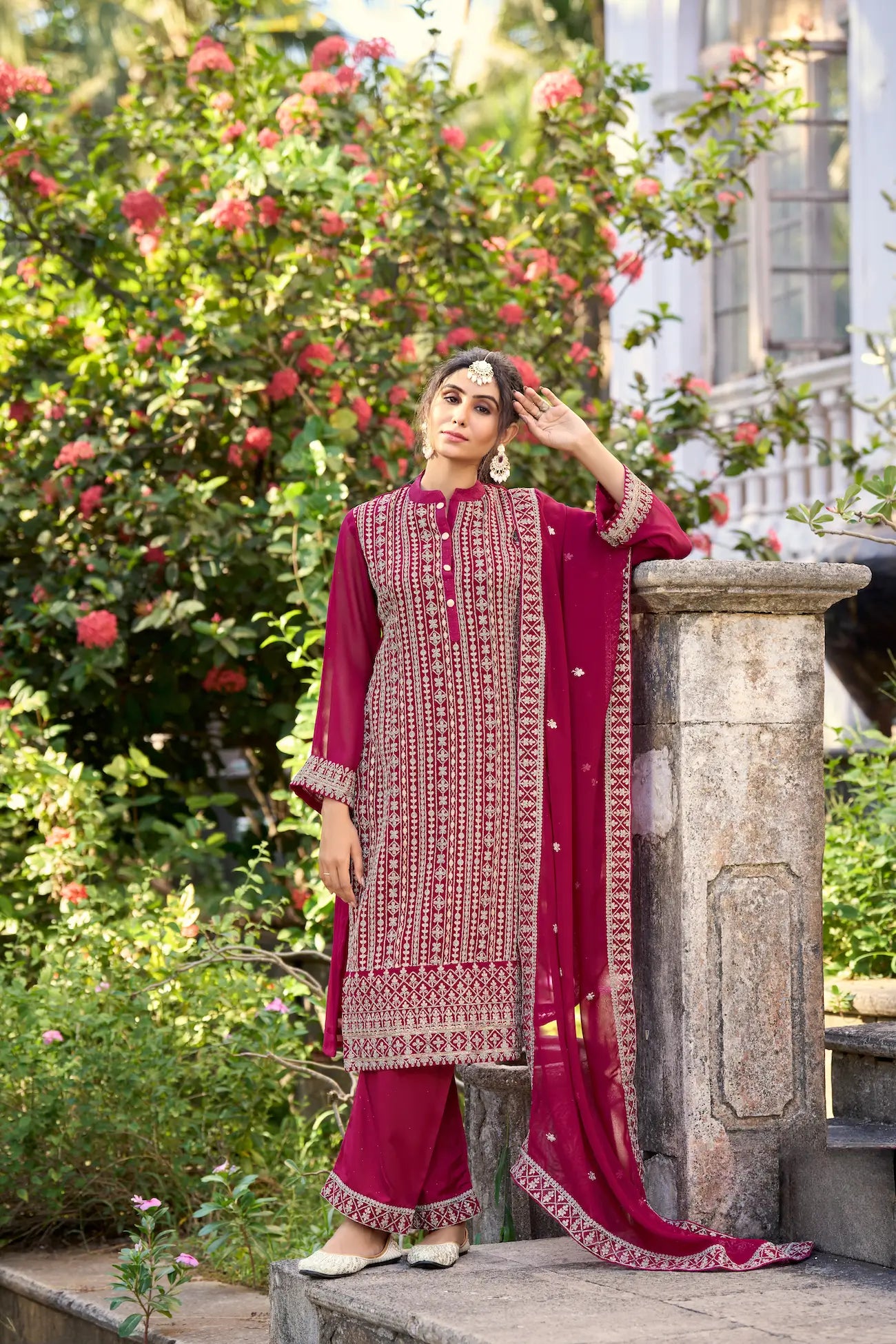 Salwar suit en soie Glory rose foncé avec broderie en fils et sequins
