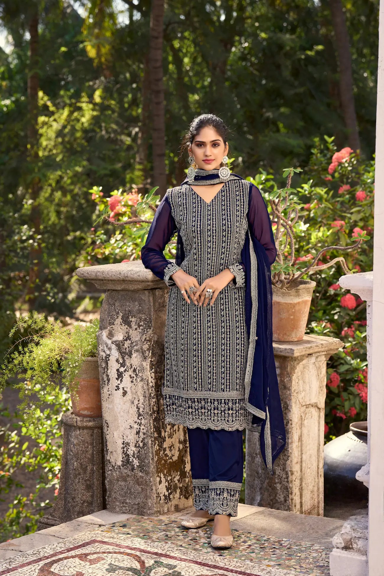 Ensemble Salwar en soie Glory bleu marine avec broderie fils et sequins