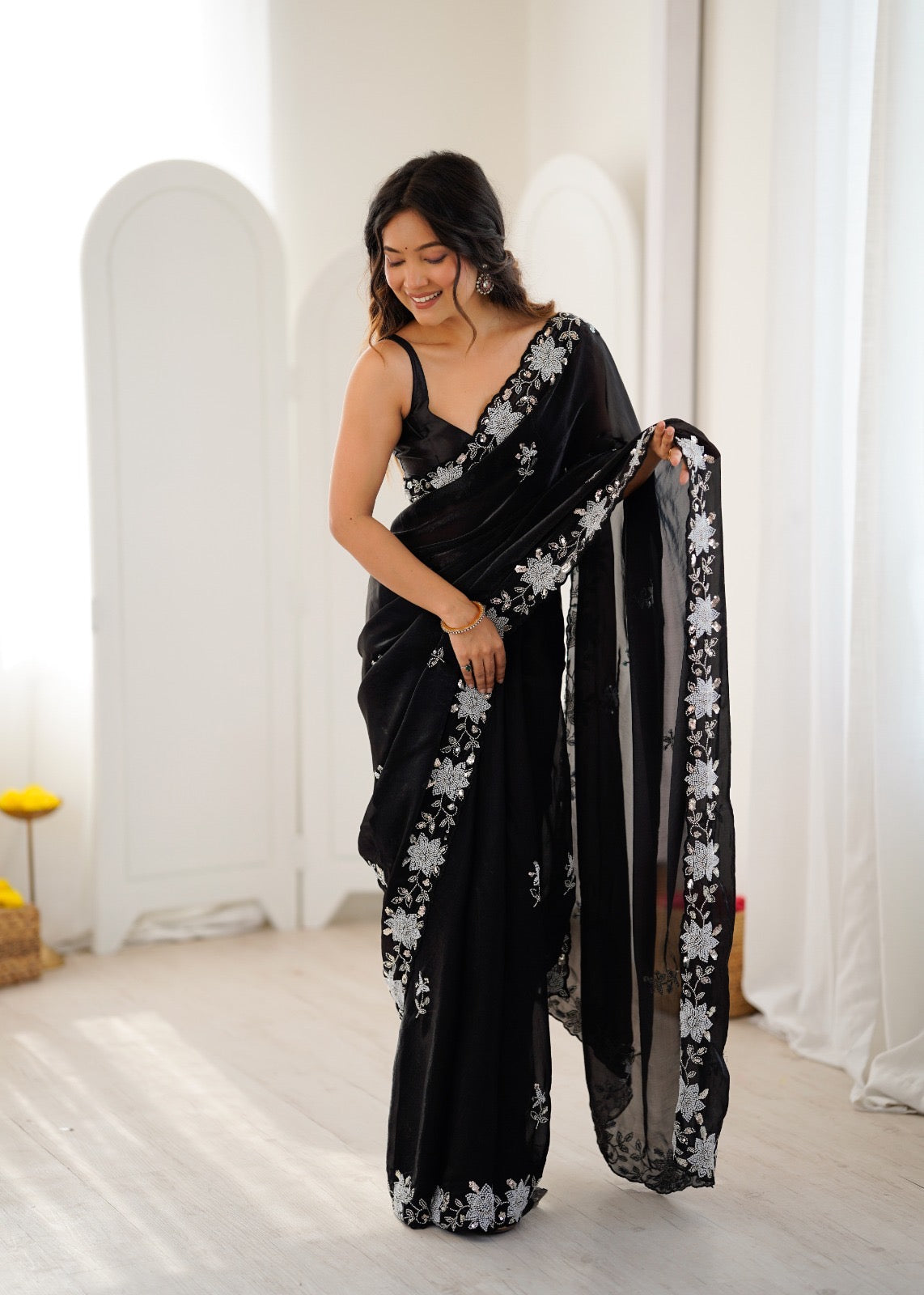 Sari noir en satin premium brillant orné de perles, sequins et broderies COLLECTION NITA