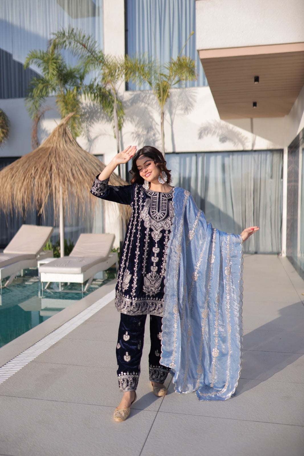 Ensemble Salwar bleu foncé et clair en velours premium et broderies zari