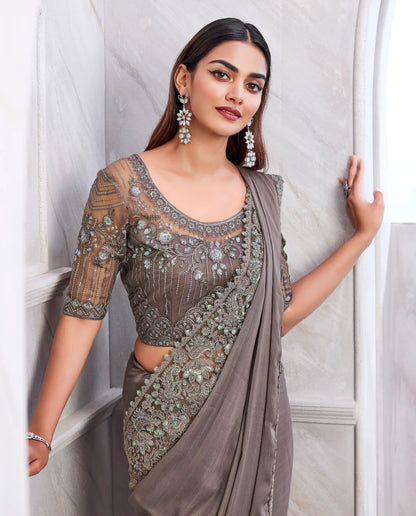 Sari en soie grise avec travail de broderie et blouse assortie