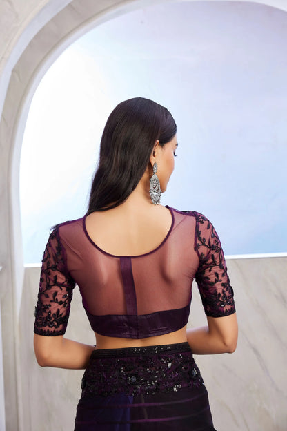 Dunkelvioletter Seidensari mit Traubenmuster und bestickter Bluse