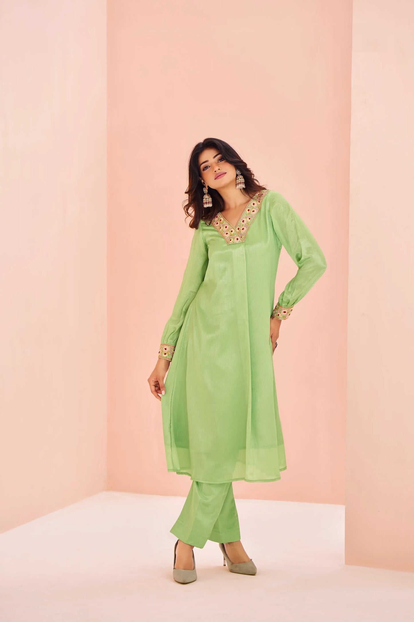 Ensemble Salwar Vert Pistache Chinon avec Broderie à la Main