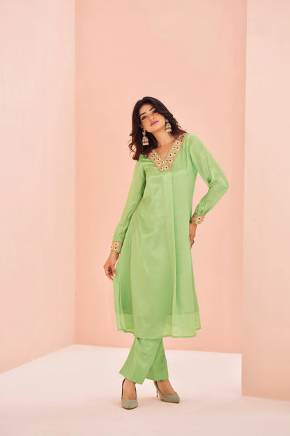 Ensemble Salwar Vert Pistache Chinon avec Broderie à la Main