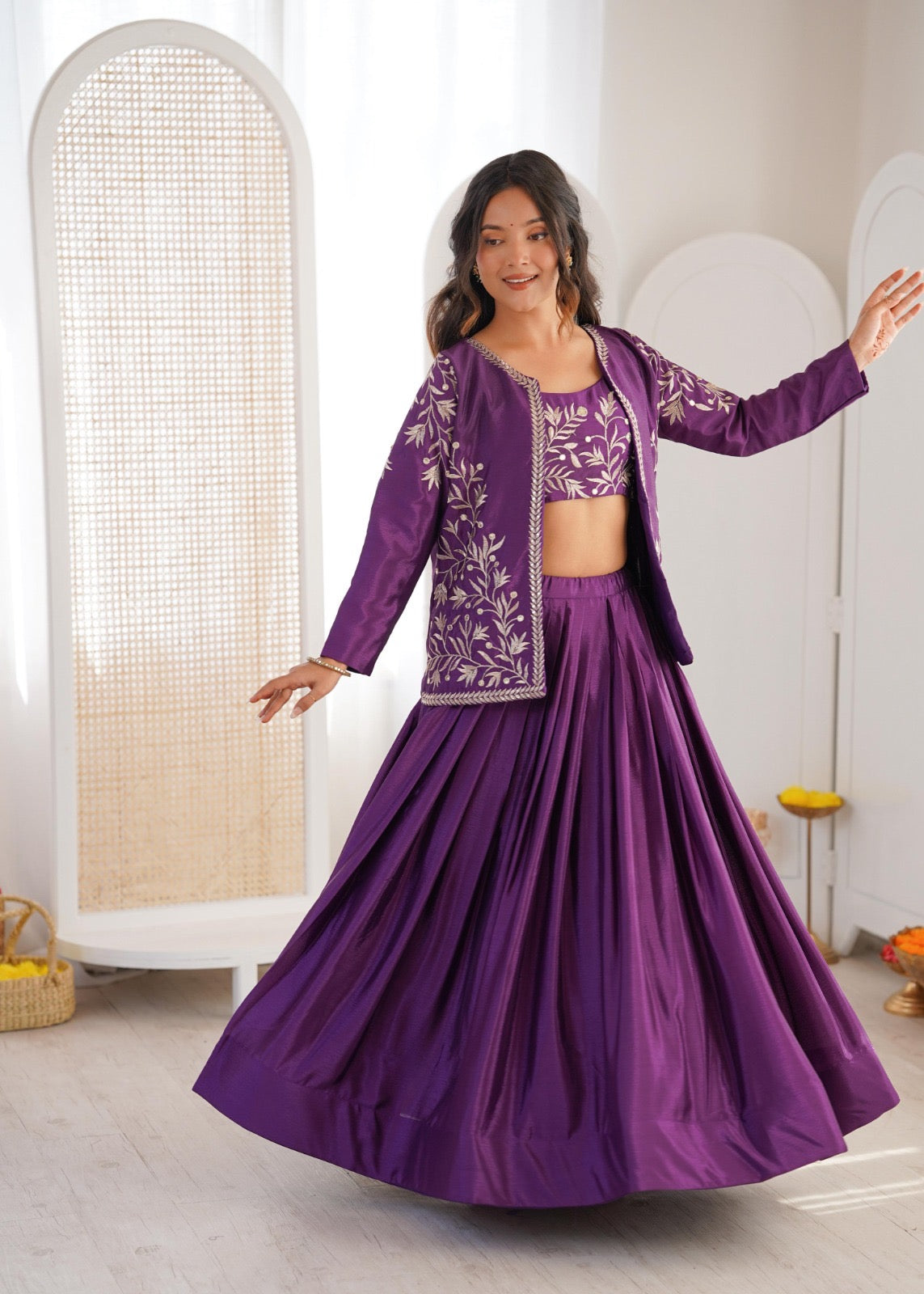 Eleganter rosa-grauer Braut-Lehenga mit Zarkan-Stickerei und Pailletten