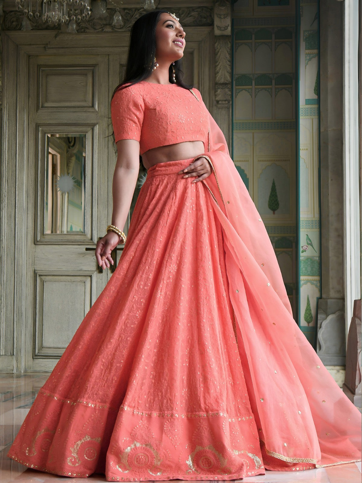 Lehenga rose pêche en georgette léger avec travail traditionnel