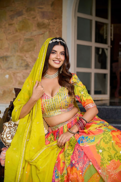 Lehenga jaune vif en soie tabby et organza avec imprimé de fleurs multicolores COLLECTION RHEANNA