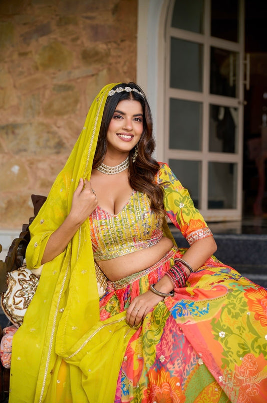 Lehenga jaune vif en soie tabby et organza avec imprimé de fleurs multicolores COLLECTION RHEANNA