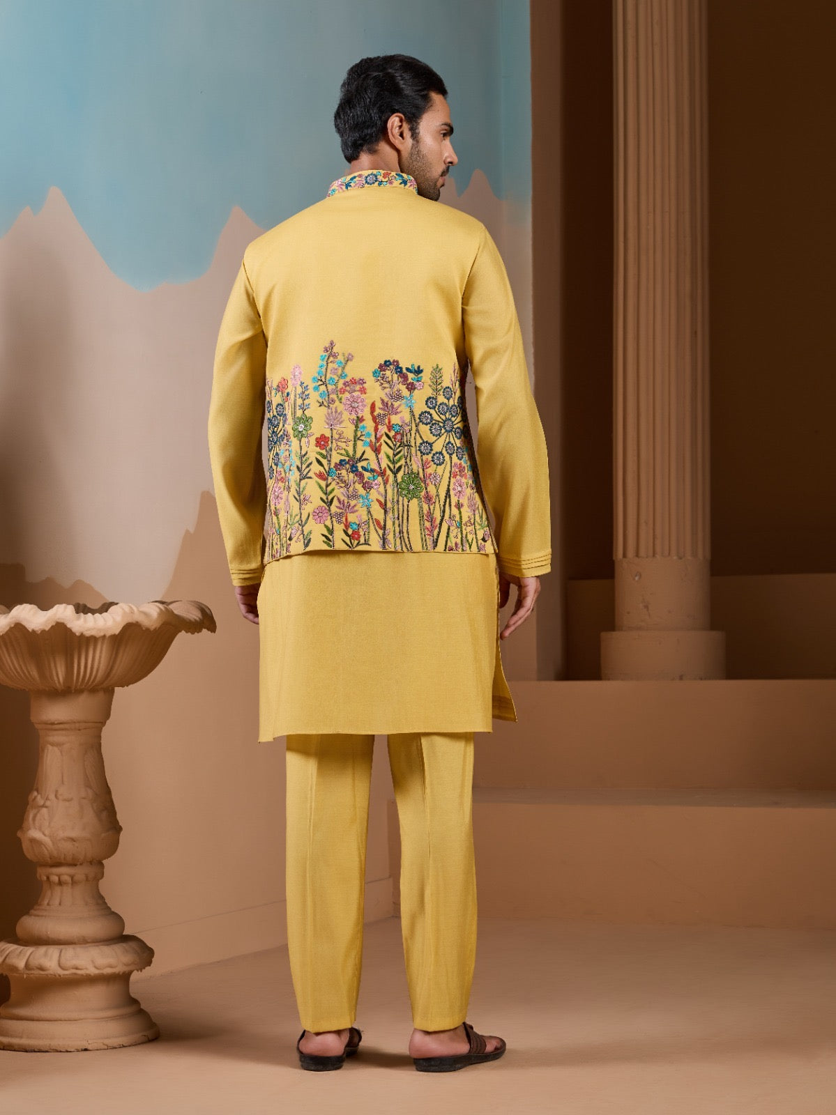 Ensemble Kurta Homme avec Veste Jaune Clair et broderies de fleurs romantiques COLLECTION ARVIN