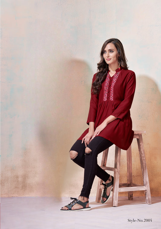 Schlichtes, burgunderrotes, kurzes Kurta-Top aus Viskose mit Stickerei
