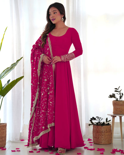 Romantisches Maxi-Anarkali-Kleid-Set in Fuchsia mit Stickerei