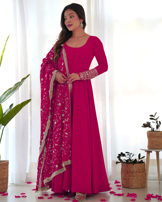 Romantisches Maxi-Anarkali-Kleid-Set in Fuchsia mit Stickerei