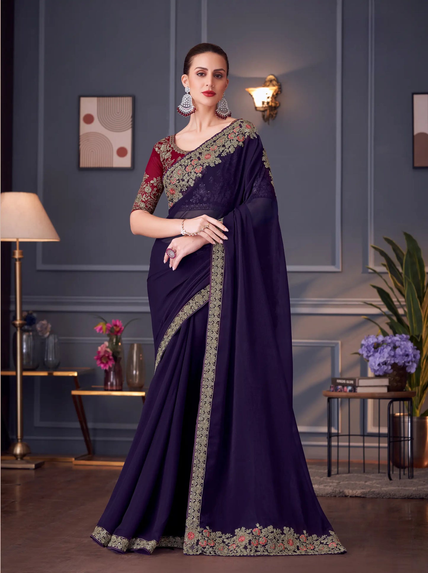 Sari de soirée violet foncé en soie chiffon avec broderie au fil et sequins
