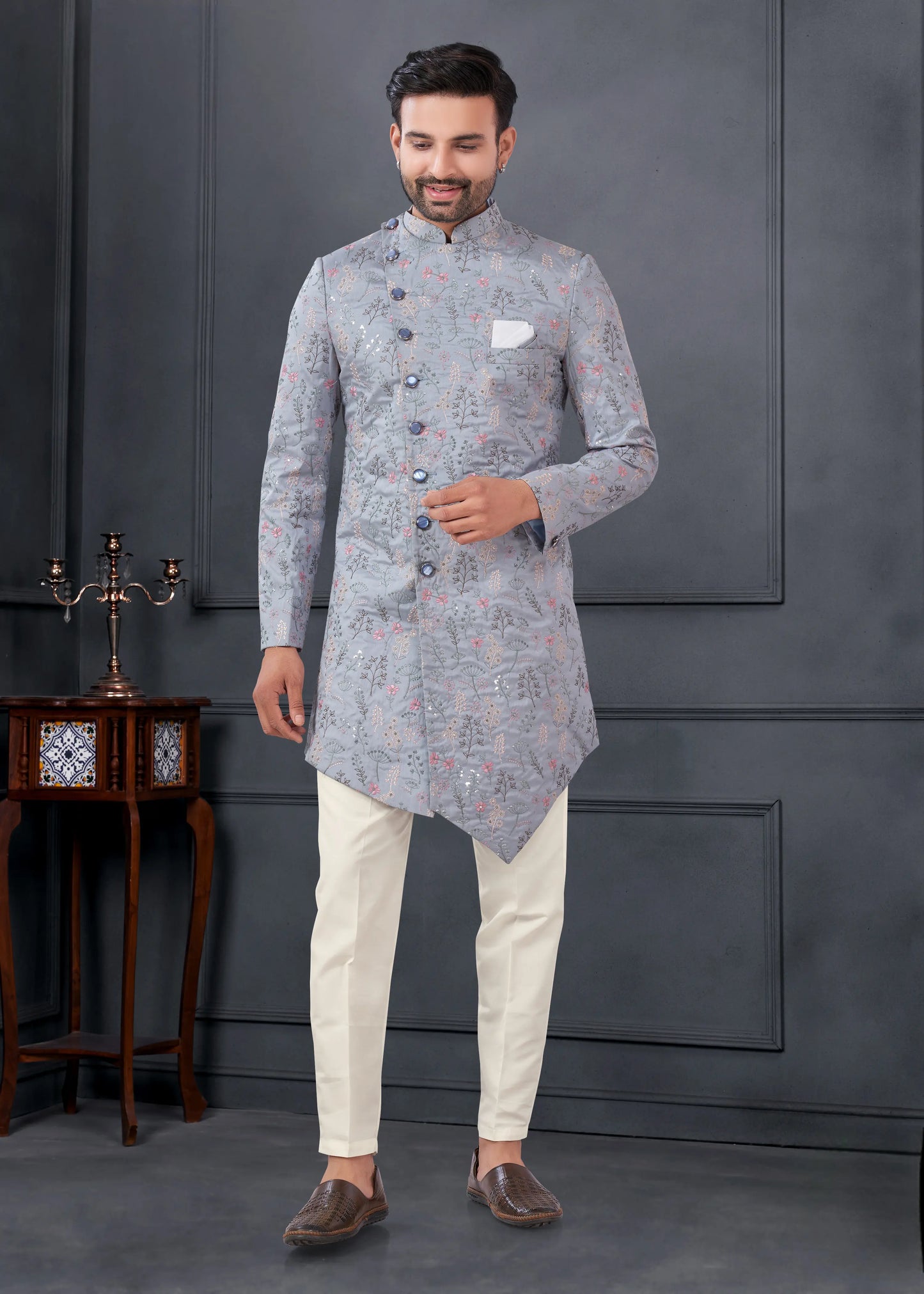 Ensemble Kurta Sophistiqué gris bleuté avec broderies fleurs en soie COLLECTION ROSHAN