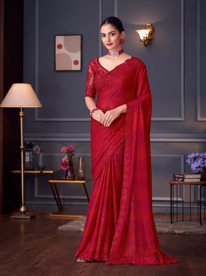 Sari de soirée en soie pailletée rouge avec broderie au fil et aux sequins.