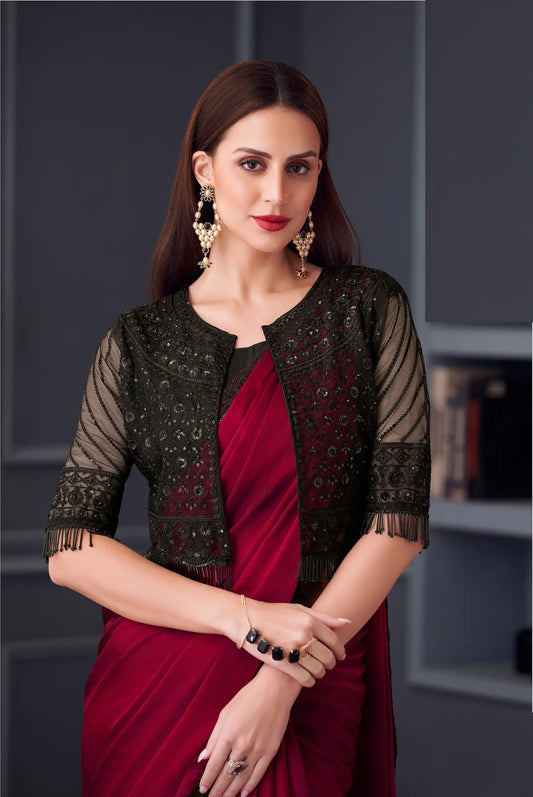 Roter Satin-Chiffon-Party-Sari mit Fadenstickerei und Pailletten, begleitet von einer Jacke