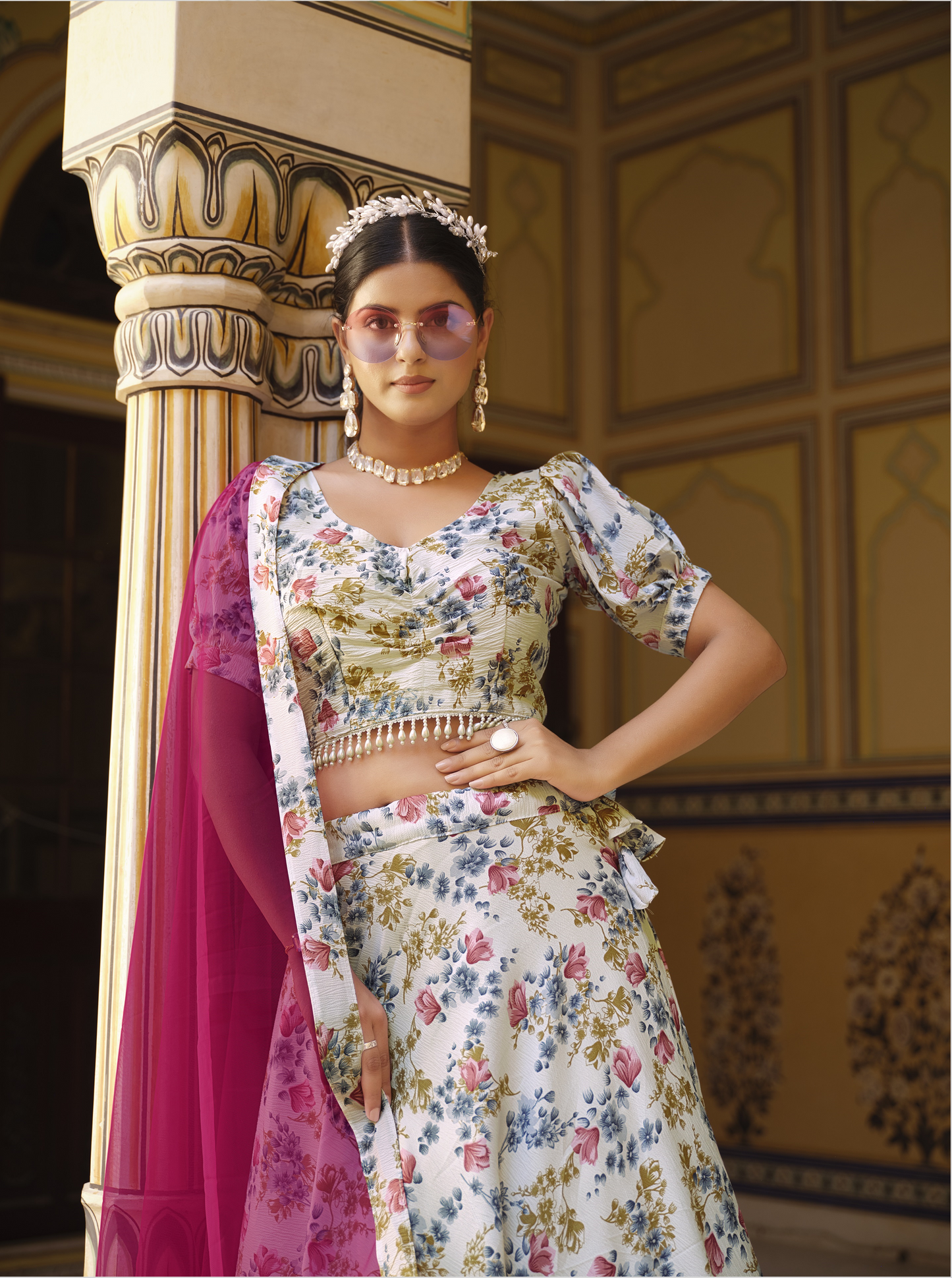 Ensemble lehenga fleuri rose fuchsia et blanc cassé en soie frippée indo-occidental COLLECTION TARA