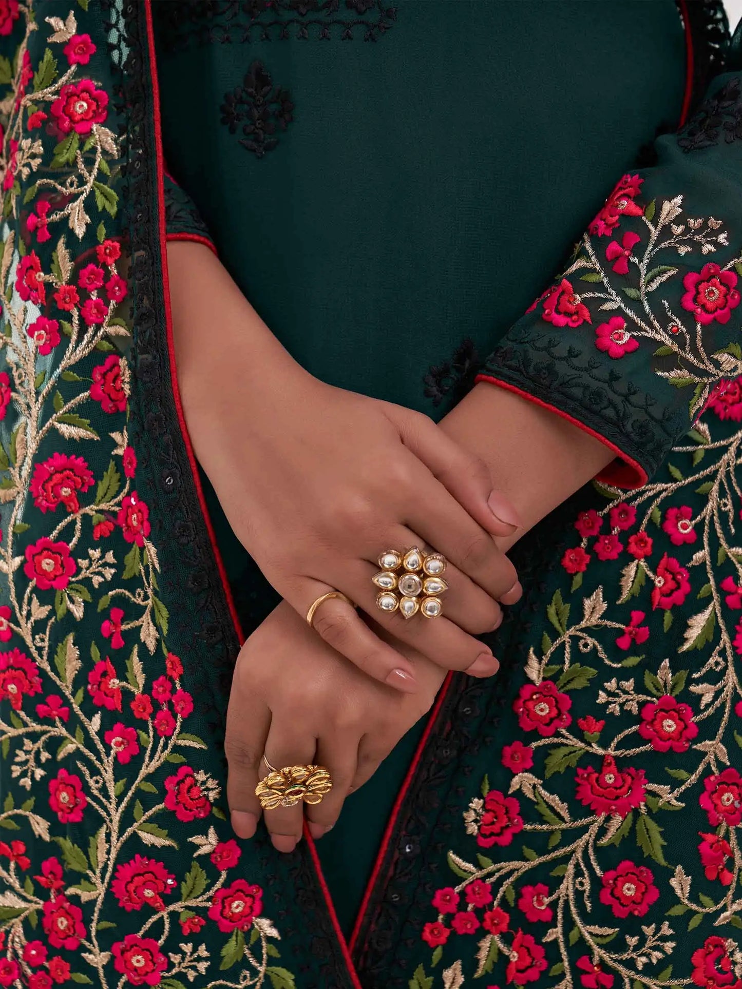 Ensemble Salwar Vert Foncé en Georgette avec Broderie Florale Artisanale à Zari, Sequins et Fils Multicolores