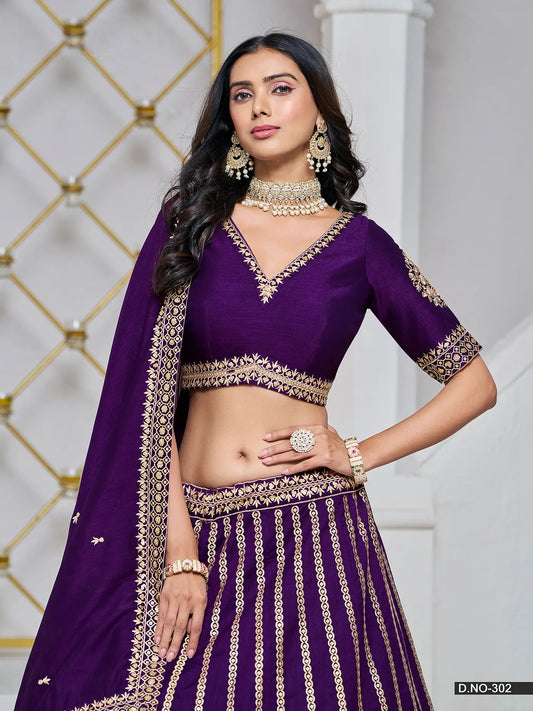 Designer Lehenga Choli aus dunkelvioletter Kunstseide mit Fadenstickerei und Pailletten