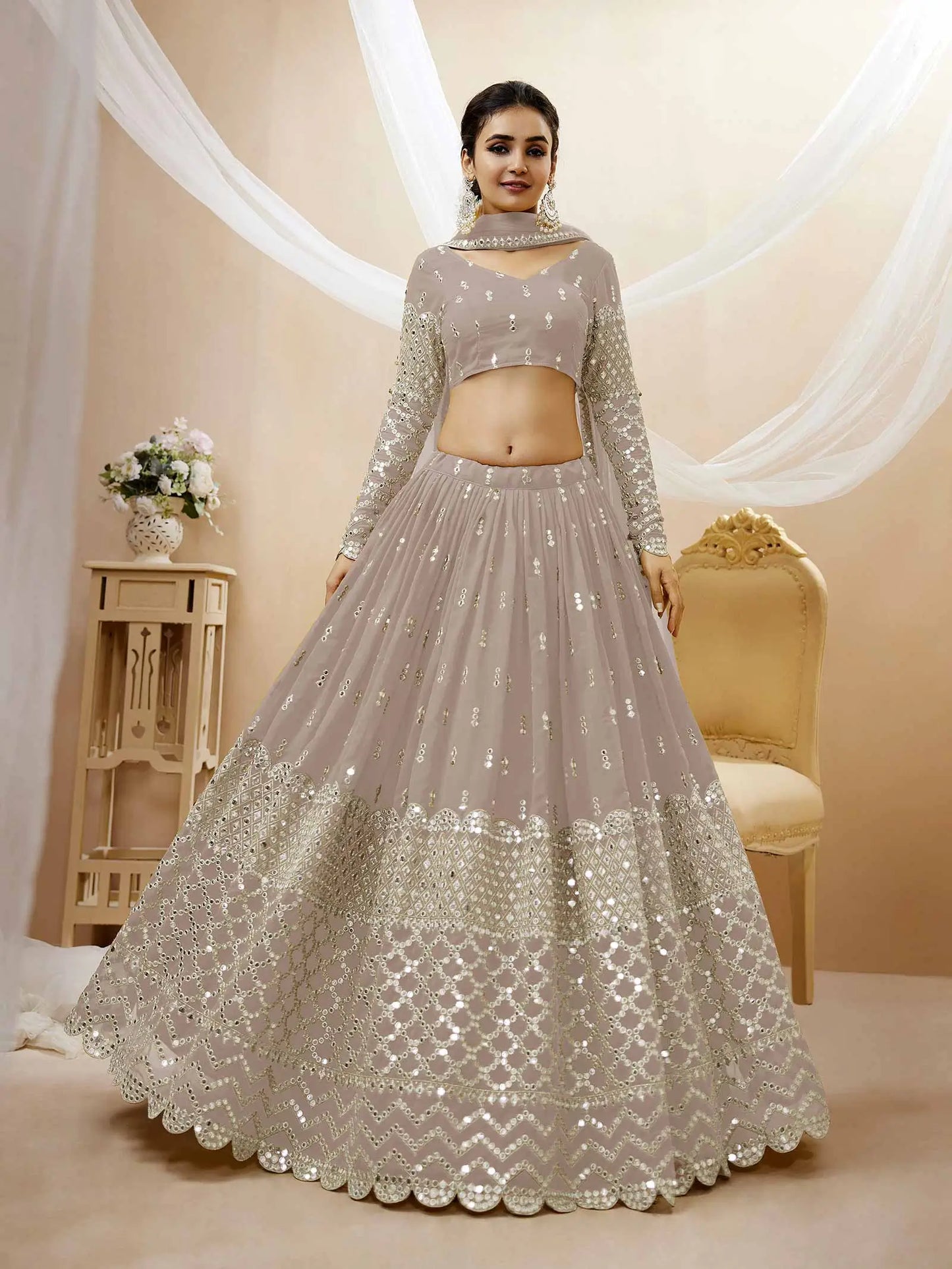Lehenga choli gris en georgette avec travail de sequins et broderie en zari, accompagné d'un dupatta en filet doux
