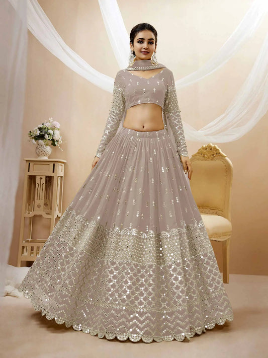 Lehenga choli gris en georgette avec travail de sequins et broderie en zari, accompagné d'un dupatta en filet doux