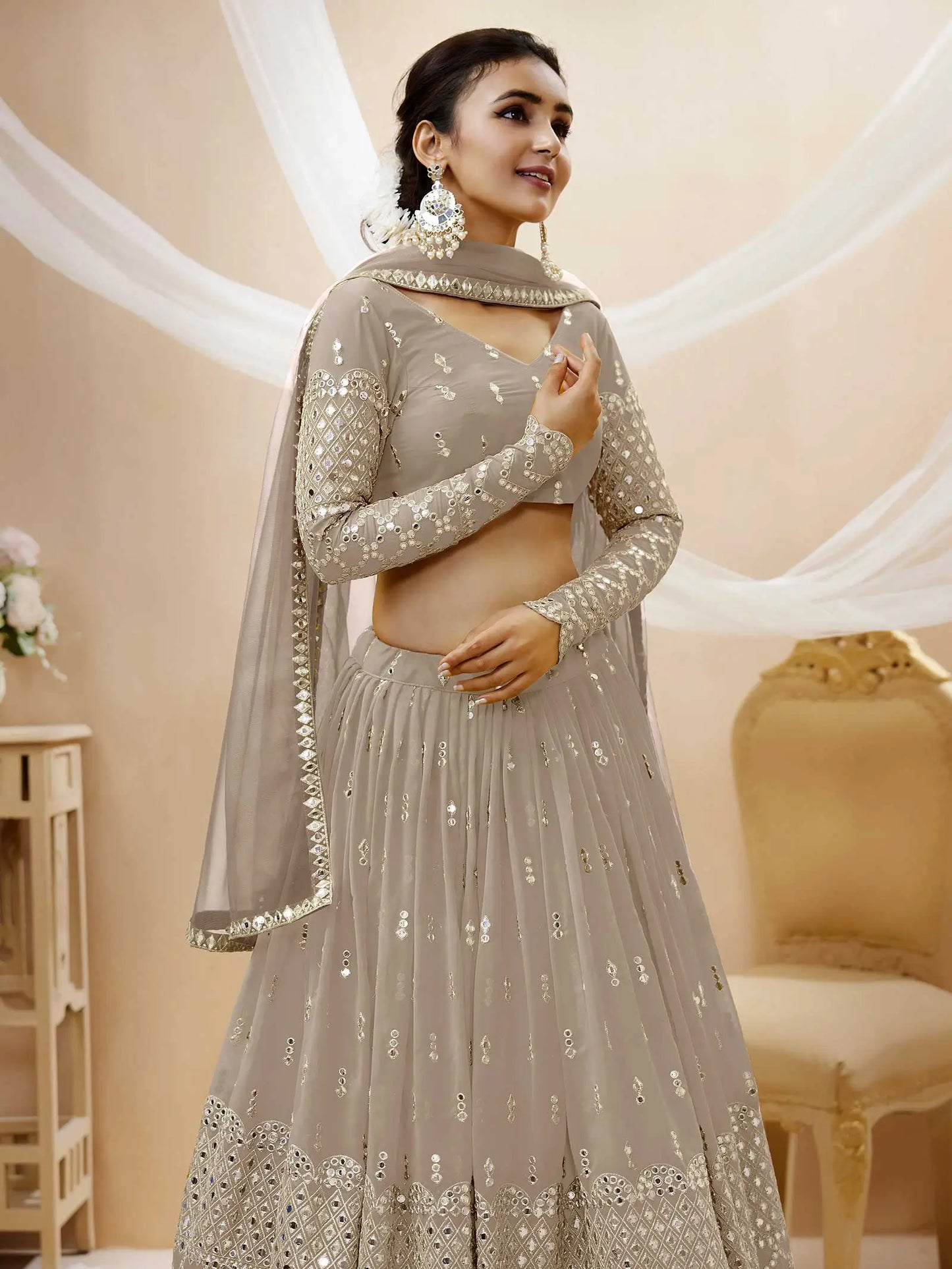 Lehenga choli gris en georgette avec travail de sequins et broderie en zari, accompagné d'un dupatta en filet doux