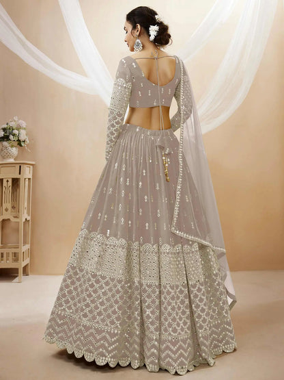 Lehenga choli gris en georgette avec travail de sequins et broderie en zari, accompagné d'un dupatta en filet doux