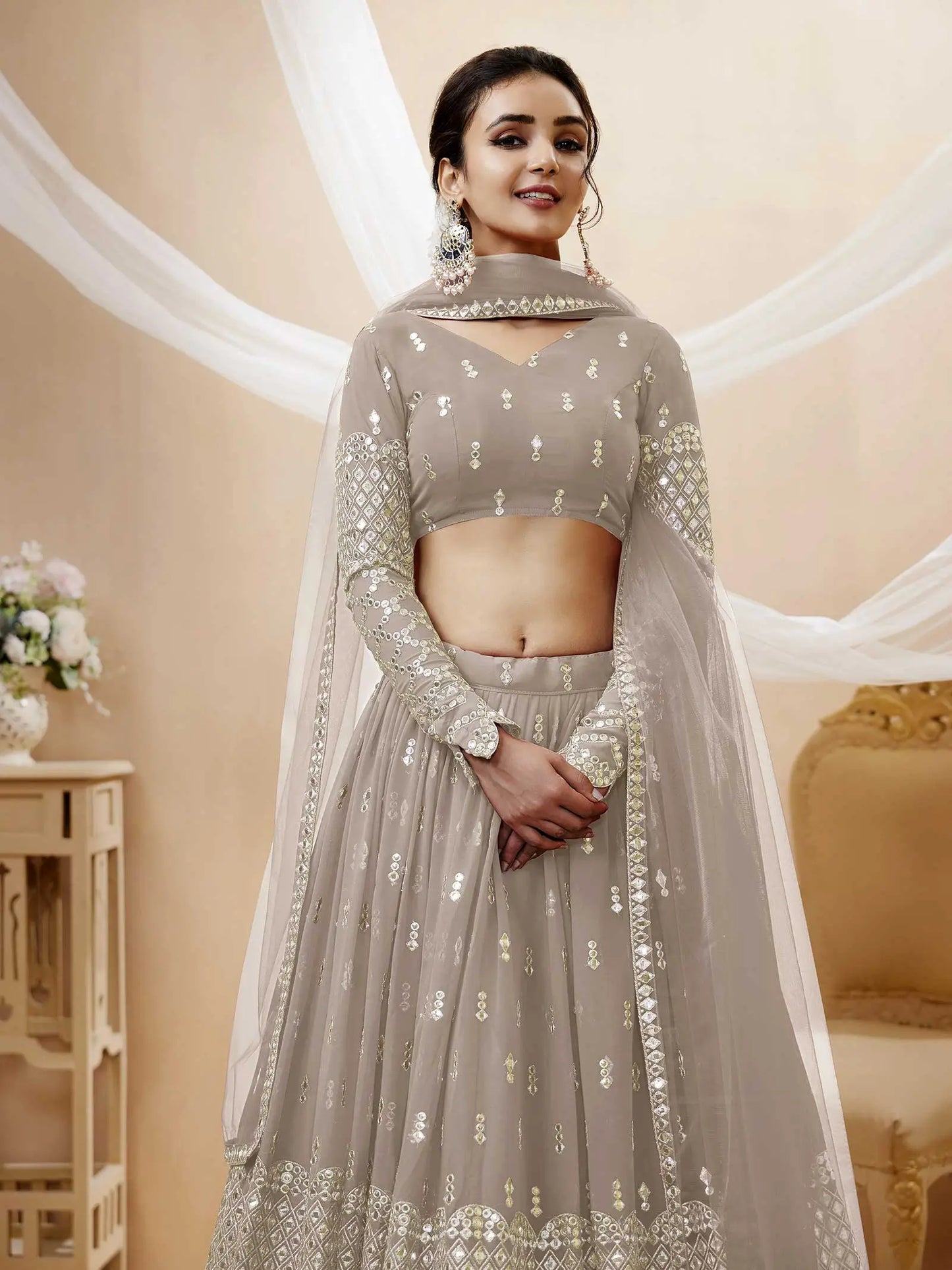 Lehenga choli gris en georgette avec travail de sequins et broderie en zari, accompagné d'un dupatta en filet doux