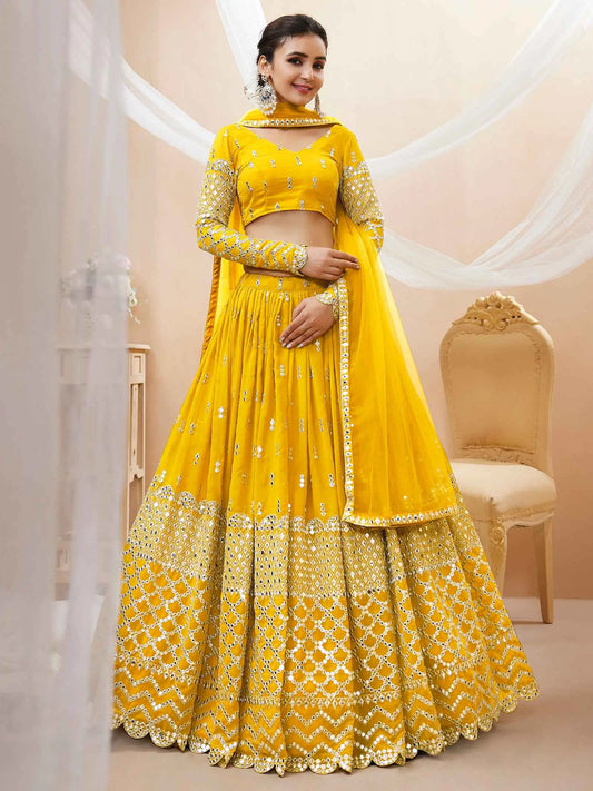 Lehenga choli jaune avec broderie en sequins et zari, accompagné d'une dupatta en tulle doux