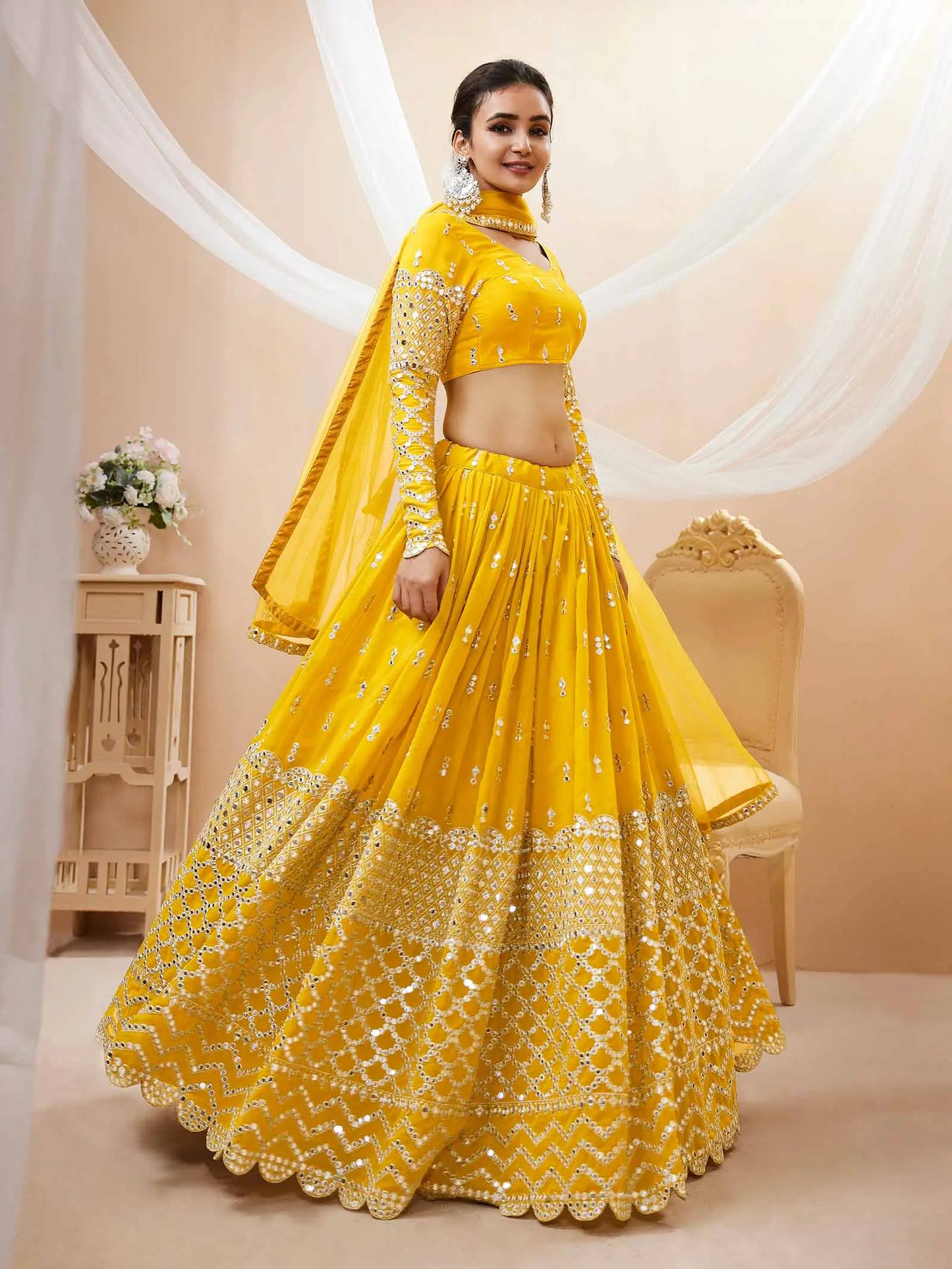 Lehenga choli jaune avec broderie en sequins et zari, accompagné d'une dupatta en tulle doux