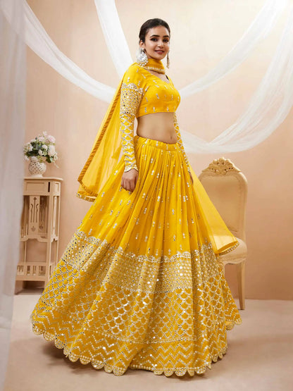 Lehenga choli jaune avec broderie en sequins et zari, accompagné d'une dupatta en tulle doux
