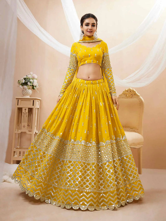 Lehenga choli jaune avec broderie en sequins et zari, accompagné d'une dupatta en tulle doux