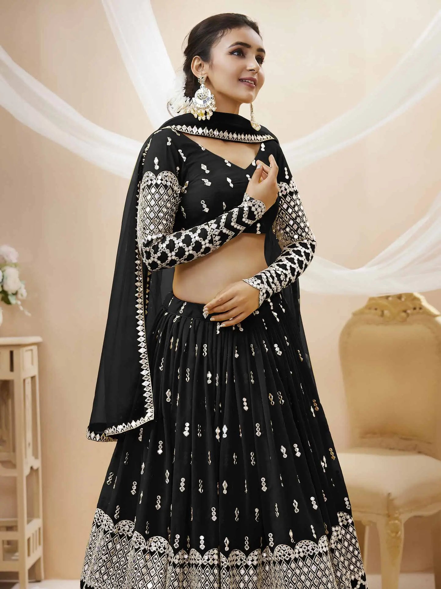 Magnifique lehenga choli en georgette noire avec broderie en sequins et zari, accompagné d'une dupatta en tulle doux