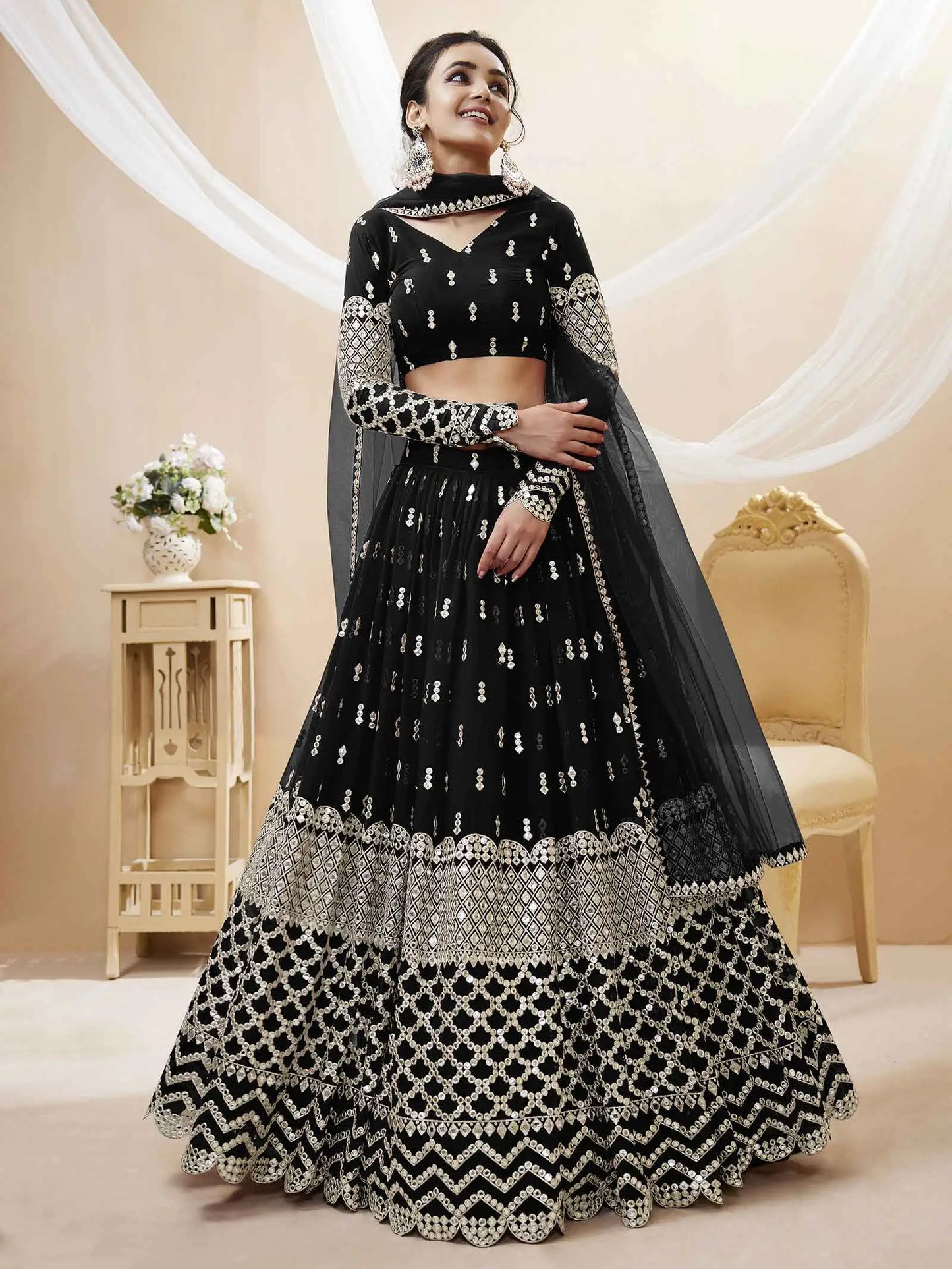 Magnifique lehenga choli en georgette noire avec broderie en sequins et zari, accompagné d'une dupatta en tulle doux