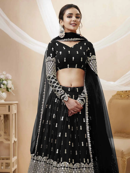 Magnifique lehenga choli en georgette noire avec broderie en sequins et zari, accompagné d'une dupatta en tulle doux