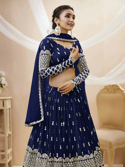 Lehenga choli bleu marine avec broderies en sequins et zari, accompagné d’un dupatta en tulle doux