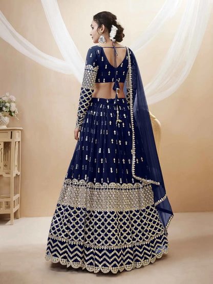 Lehenga choli bleu marine avec broderies en sequins et zari, accompagné d’un dupatta en tulle doux