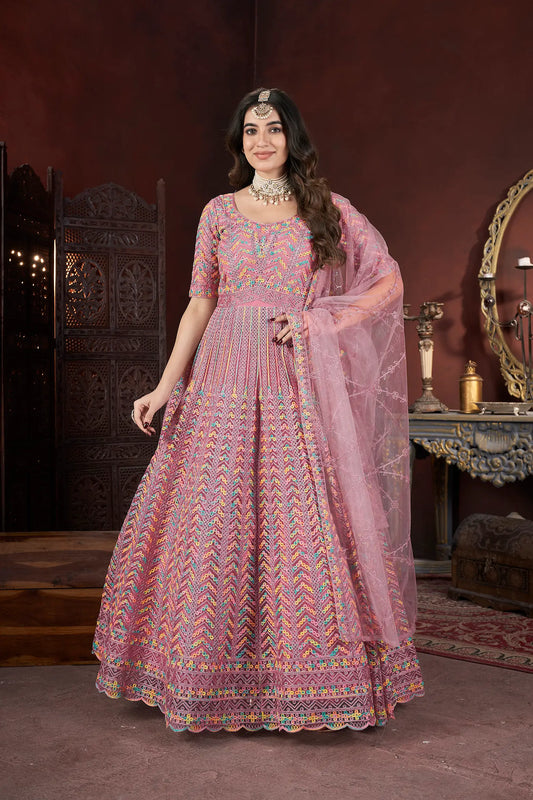 Fertiges Kleid in Pfirsich mit Stickerei und Zarkan, begleitet von einem Dupatta